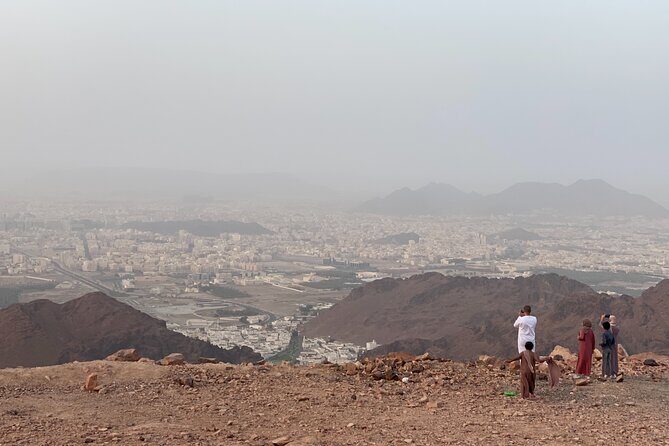 4WD Adventure in Uhud Mountain - Coffee, tea, and snacks: small inclusions with real payoff