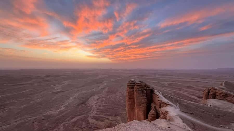 Edge of The World Riyadh,Camel Ride ,Bat Cave Visit & Dinner - Quick take: what makes this tour worth your time