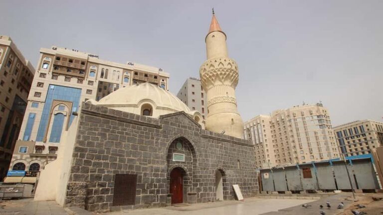 From Madinah: Half-Day Ziarah Tour - Uhud Mountain and the martyr sites: why this hill matters