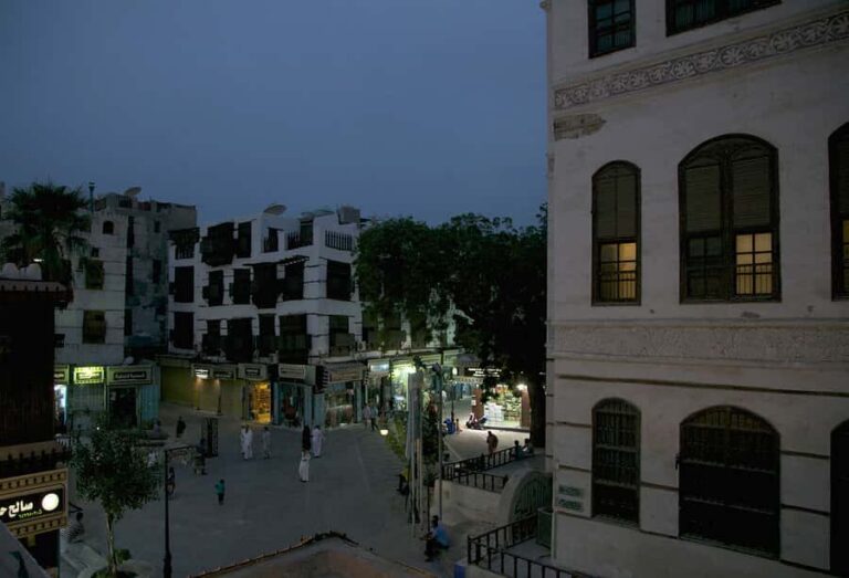 Jeddah: Al-Balad Historical Highlights City Tour - Beit Nassif, gates for photos, and the “secret door” style details