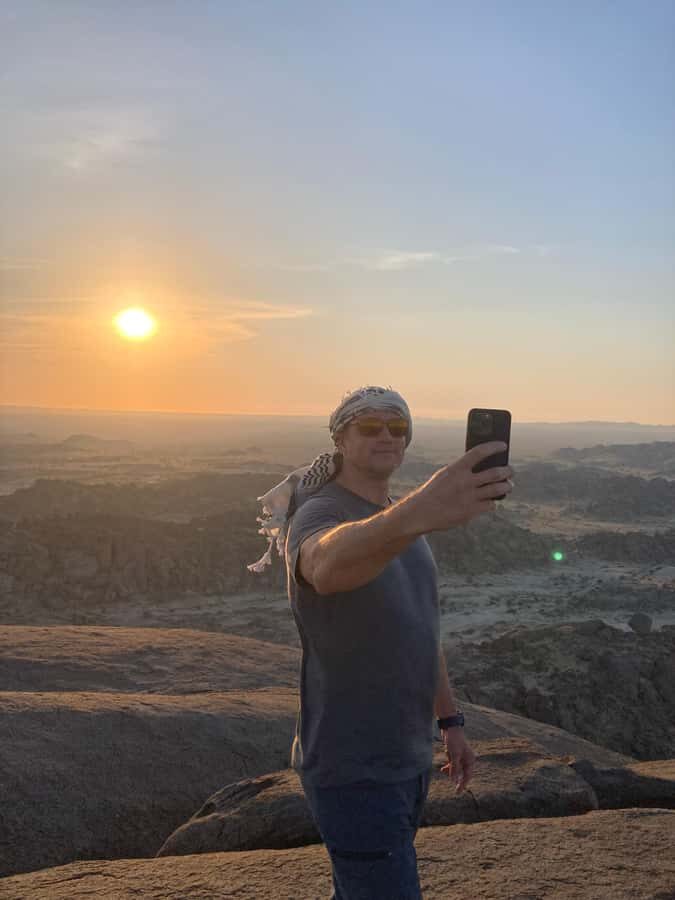 Jeddah: Moon Mountain Guided Hiking Tour with Snacks - Small Group Comfort (Max 7) and Your Guide’s Role