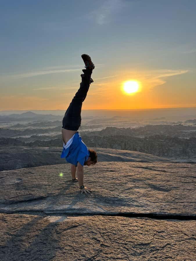 Jeddah: Moon Mountain Guided Hiking Tour with Snacks - Sunset, Rock Formations, and Photo Time Without Feeling Rushed