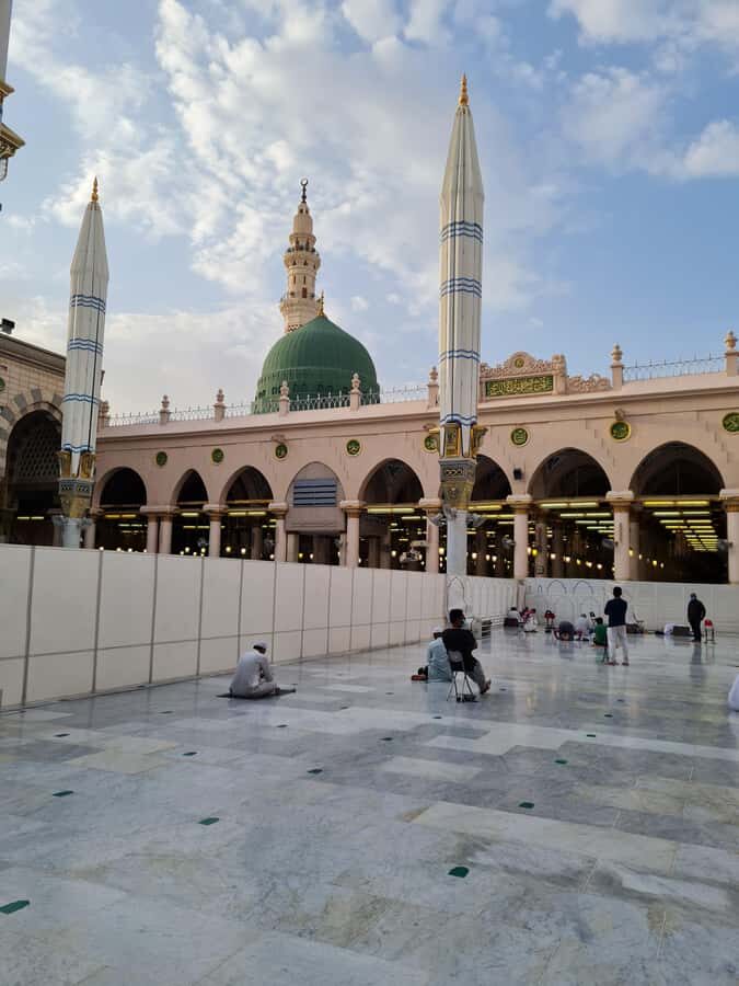 Madina: Guided Tour of the City's Historical Sights - Uhud: Graves, Mountains, and the Places Linked to Key Martyrs