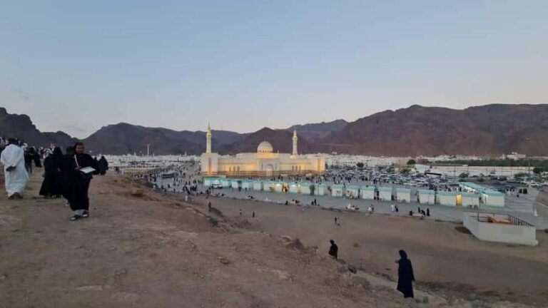 Madina: Guided Tour of the City's Historical Sights - Entering the Day at Masjid Imam Bukhari and the Masjid Nabvi Area