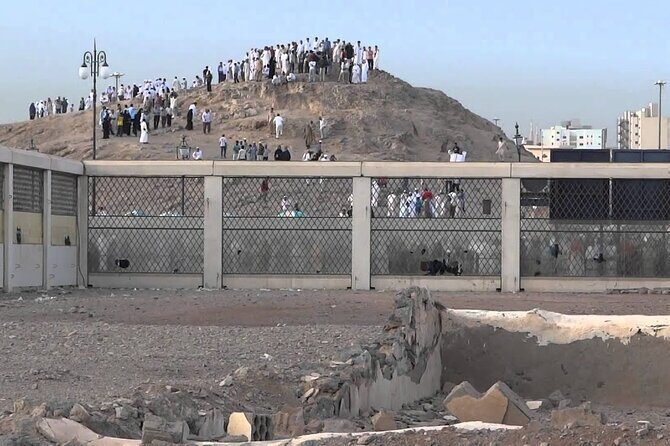 Madinah Ziyarats (Private tour) - Stop 1: Mount Uhud and the Lesson You Can Stand in