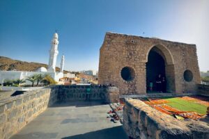 Medina Unveiled Private Tour - Bir Uthman and the story of a well