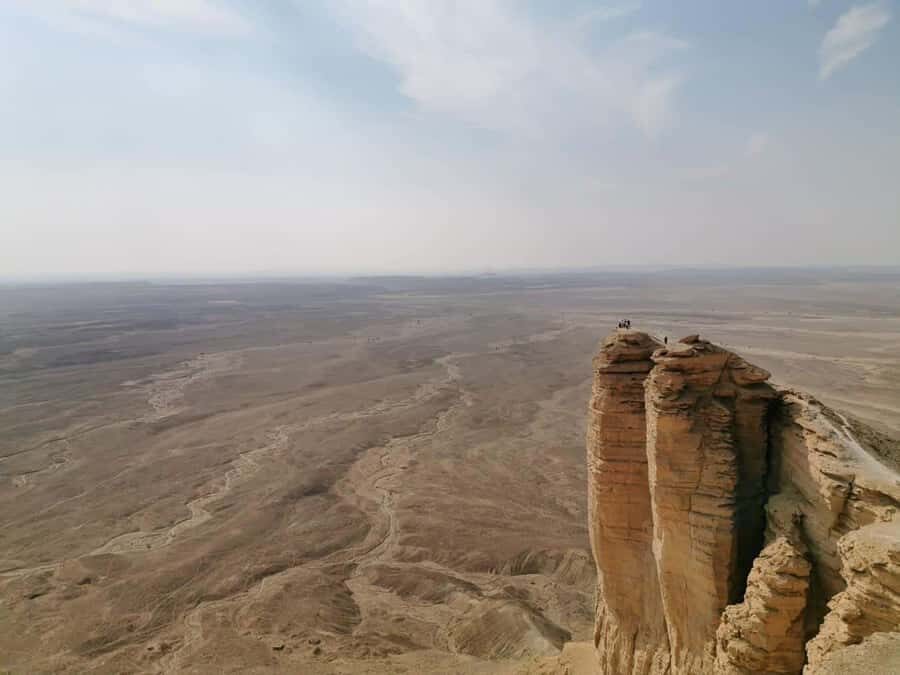Riyadh Edge of The World and Bat Cave Visit by Bus - Sunset and star time: why the end of the day feels magical