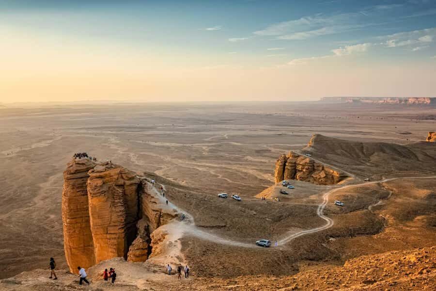 Riyadh: Edge Of The World and Bats Cave Tour by 4x4 - What This Trip Really Is: Tuwaiq Views, Cave Wonder, Campfire Culture