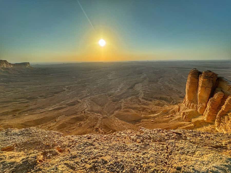 Riyadh: Edge Of The World and Bats Cave Tour by 4x4 - The Desert Hike: What You Do on Foot (and How It Feels)