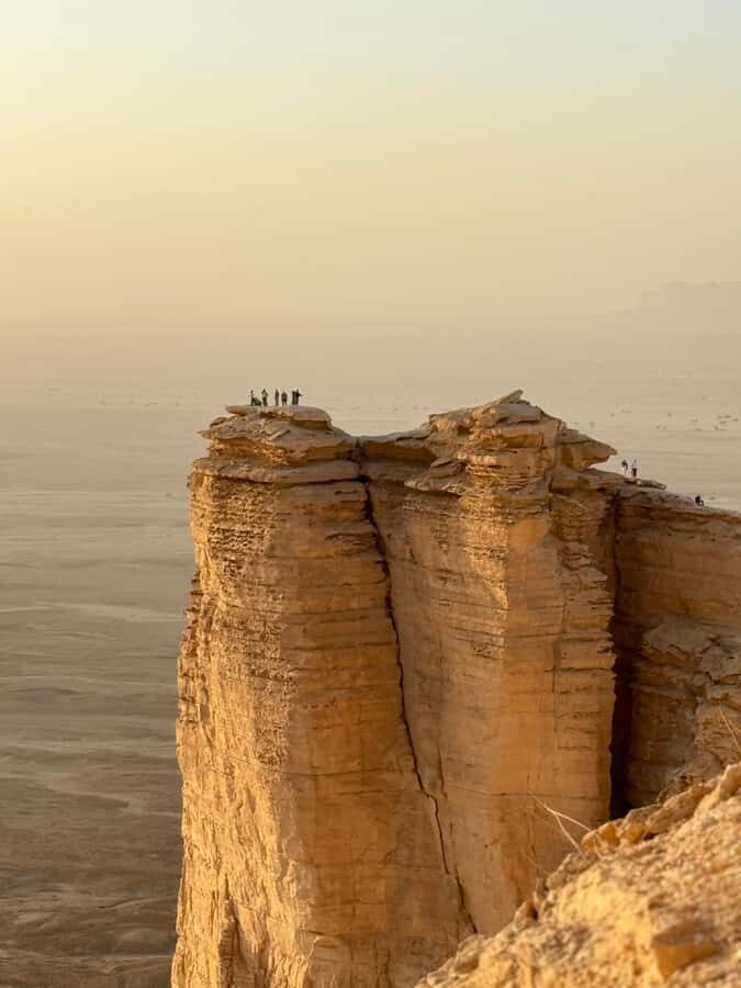 Riyadh: Edge Of The World, camels &Stargazing with 4x4 - The guided hike at the Edge: how sunset viewing becomes the payoff
