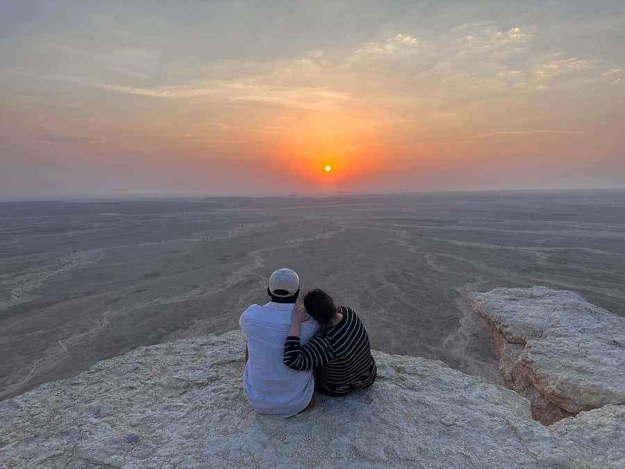Riyadh: Edge of the World Private Guided Tour with dinner - Meet in Riyadh, then switch into “no-stress mode”