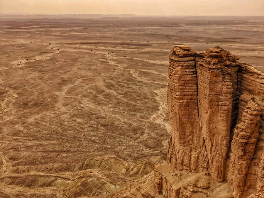 Riyadh: Edge of the World Private Guided Tour with dinner - Bats cave and cliff-edge timing