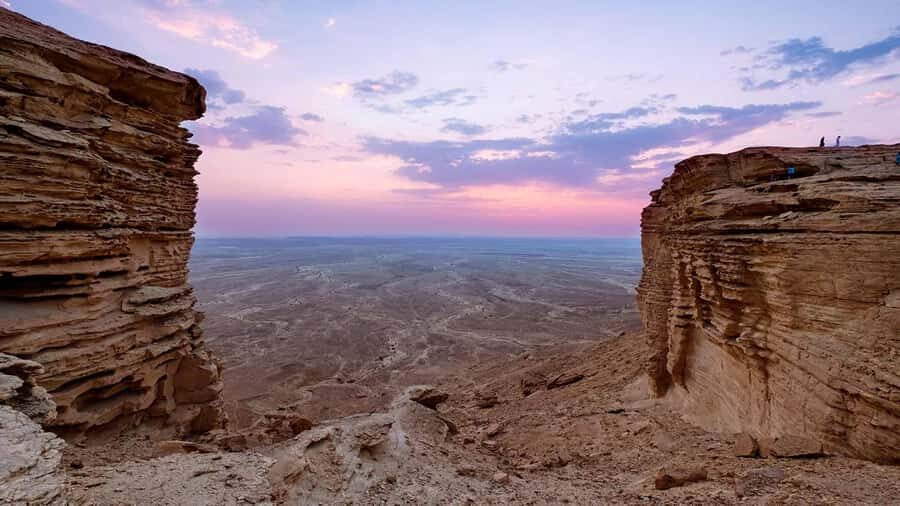 Riyadh: Edge of the World Private Guided Tour with dinner - What to pack (and what to avoid)