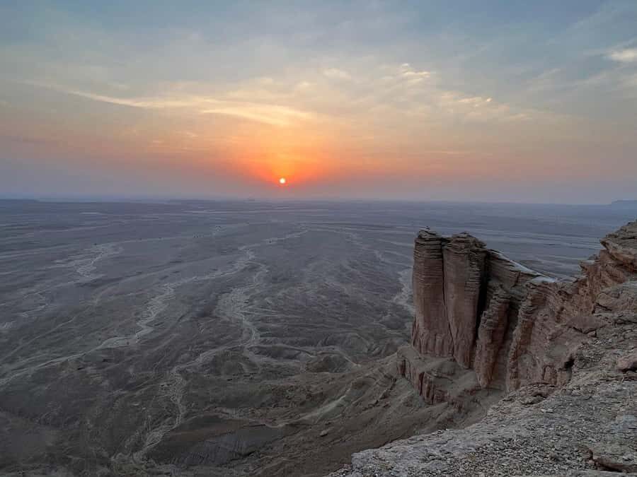 Riyadh: Edge of the World Private Guided Tour with dinner - Edge of the World: the hike that does the heavy lifting