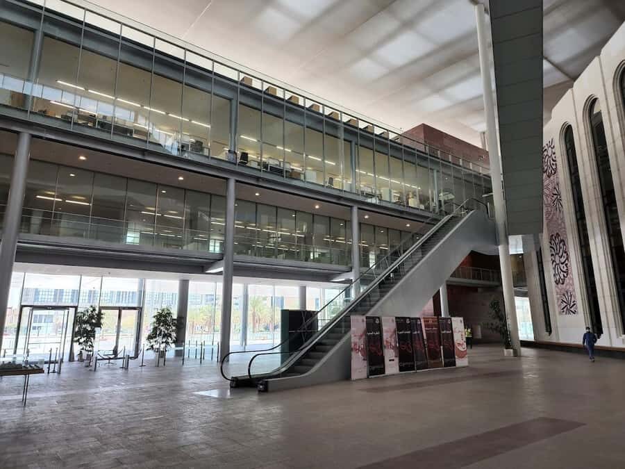 Riyadh: King Fahad National Library Guided Tour - Arriving at the Main Entrance on King Fahd Road
