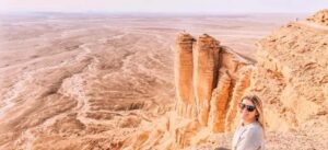 Riyadh: Private Edge of the World & Camel Trail with Lunch - Riyadh drive time: using the 1.5-hour SUV ride well