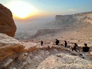 Riyadh: Trip to Edge of the World - The timing: from 3:30 PM gather to 6:30 PM return prep